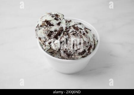 Blick auf eine Tasse mit zwei Kugeln Kekse und Eiscreme. Stockfoto
