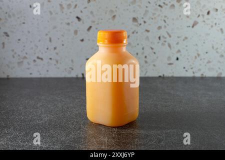 Blick auf eine Flasche Orangensaft in einer Menüoption. Stockfoto