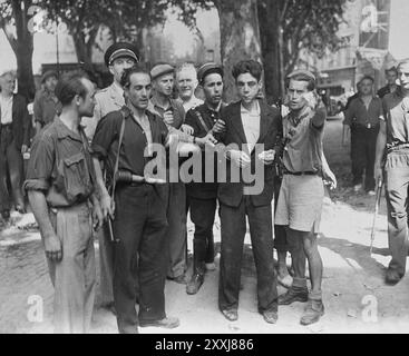 Mitglieder des französischen Widerstands in Aix-en-Provence ziehen nach ihrer Befreiung einen verprügelten Kollaborateur durch die Straßen der Stadt. Das Foto stammt vom 21. August 1944. Stockfoto