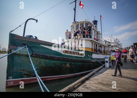 Richmond, Kanada. August 2024. Besucher erkunden verschiedene Schiffe, die am Dock ausgestellt werden, während des 21. Jährlichen Richmond Maritime Festivals in Richmond, British Columbia, Kanada, 24. August 2024. Die zweitägige Veranstaltung begann hier am Samstag. Quelle: Liang Sen/Xinhua/Alamy Live News Stockfoto