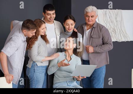 Personen, die einen Laptop bei einer Gruppentherapie benutzen Stockfoto