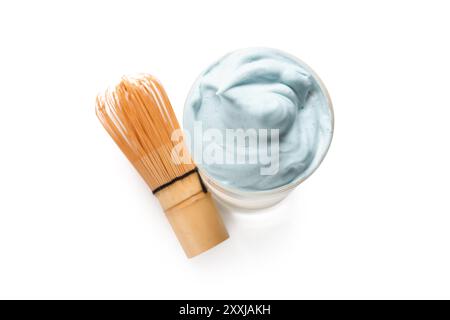 Glas blauer Dalgona Matcha Latte und chasen auf weißem Hintergrund Stockfoto
