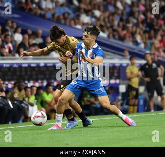 Sabadell, Barcelona, Spanien. August 2024. Barcelona Spanien 24.08.2024 Alvaro Aguado (Espanyol) und Jon Aramburu (Real Sociedad) kämpfen um den Ball während der La Liga zwischen Espanyol und Real Sociedad am 24. August 2024 im RCDE-Stadion in Barcelona. (Kreditbild: © Xavi Urgeles/ZUMA Press Wire) NUR REDAKTIONELLE VERWENDUNG! Nicht für kommerzielle ZWECKE! Stockfoto