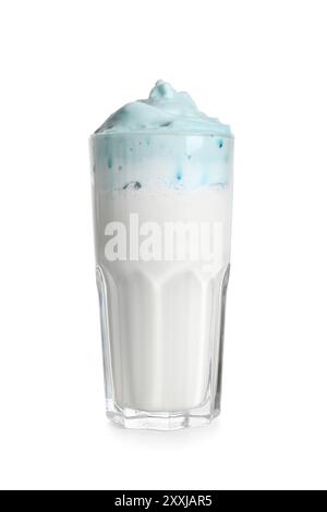 Glas blauer Dalgona Matcha Latte auf weißem Hintergrund, Nahaufnahme Stockfoto