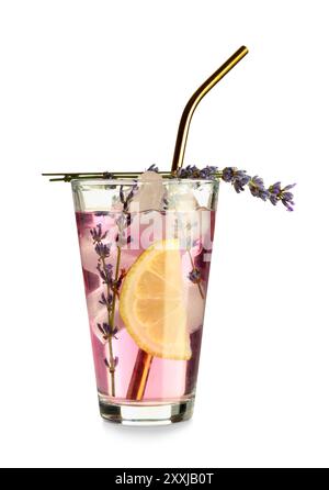Glas frischer Lavendellimonade mit Blumen auf weißem Hintergrund Stockfoto