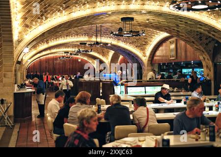 Abendessen im großen Speisesaal des Grand Central Oyster Bar Seafood Restaurant, einem klassischen New York City Restaurant Stockfoto