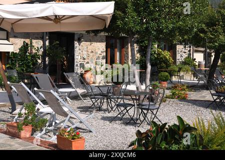 Die attraktive Gartenterrasse im Albergo Suisse Bellevue oberhalb von Monterosso al Mare, Bäume Sträucher, Tische und Stühle in der Sonne für Hotelgäste Stockfoto