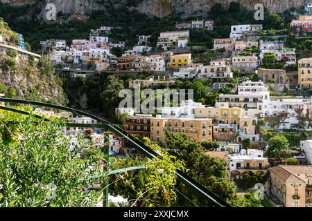 Blick auf den Hügel von Positano bei Sonnenuntergang Stockfoto