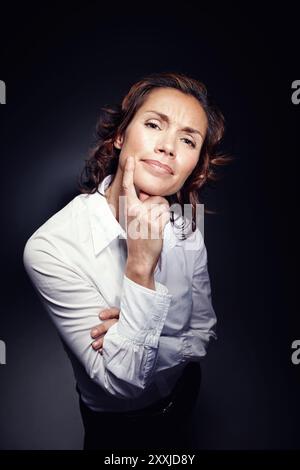 Business, Frau oder Porträt mit Gedanken für eine Entscheidung im Studio mit Problemlösung, Planung oder Ideen. Professioneller, reifer Mitarbeiter oder nachdenklich Stockfoto