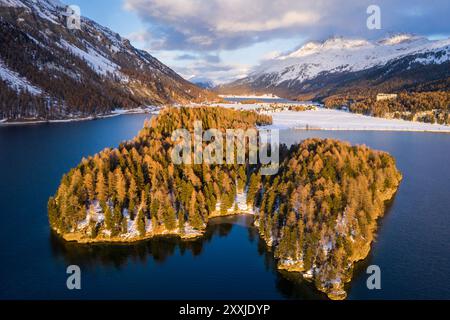 Silsersee, Schweiz: Dramatische Luftaufnahme des Sonnenuntergangs über dem Silsersee im Winter im Engadiner Tal im Kanton Graubünden in der Schweiz Stockfoto