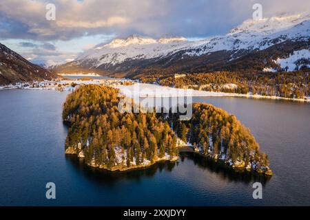 Silsersee, Schweiz: Dramatische Luftaufnahme des Sonnenuntergangs über dem Silsersee im Winter im Engadiner Tal im Kanton Graubünden in der Schweiz Stockfoto