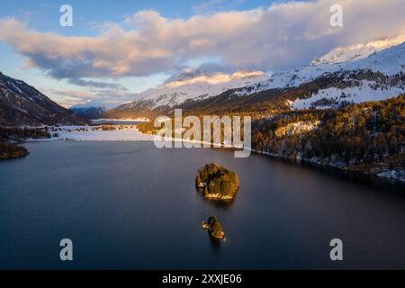 Silsersee, Schweiz: Dramatische Luftaufnahme des Sonnenuntergangs über dem Silsersee im Winter im Engadiner Tal im Kanton Graubünden in der Schweiz Stockfoto
