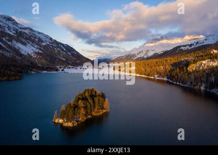 Silsersee, Schweiz: Dramatische Luftaufnahme des Sonnenuntergangs über dem Silsersee im Winter im Engadiner Tal im Kanton Graubünden in der Schweiz Stockfoto