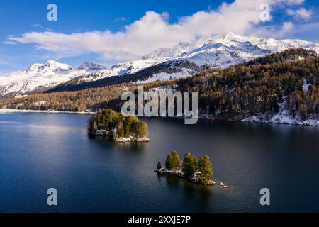 Silsersee, Schweiz: Dramatischer Blick aus der Vogelperspektive auf den Silsersee und den Corvatsch bei St. Moritz in den Schweizer alpen im Winter Stockfoto