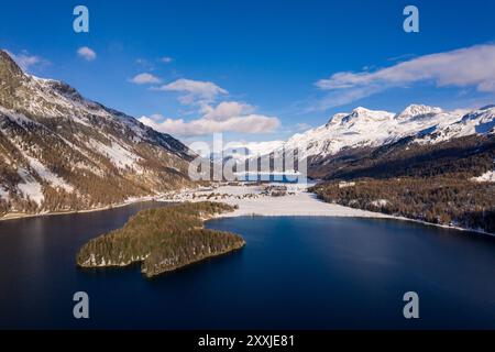 Silvaplanasee und der Corvatsch bei St. Moritz in den Schweizer alpen im Winter: Dramatischer Blick aus der Vogelperspektive auf den Silvaplanasee und den Corvatschgipfel bei St. Moritz Stockfoto