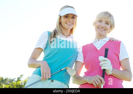 Glückliche Frau, Porträt und Freunde mit Golfschlägern für Sport, Spiel oder Outdoor-Match in der Natur. Weibliche Person oder Golfspieler mit einem Lächeln für Stockfoto