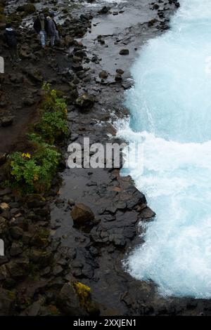 Stürmischer Bergfluss mit smaragdgrünen und blauen Tönen verläuft über Felsen mit Blick von oben Stockfoto