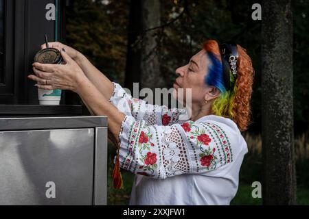 Kiew, Ukraine. August 2024. Am 33. Unabhängigkeitstag wird eine Frau in ukrainischer Vyshyvanka gesehen, ein traditionelles besticktes Kleidungsstück. Die Ukraine feiert ihren 33. Unabhängigkeitstag, obwohl die Luftverteidigung in der Hauptstadt in Hochalarmierung ist und Moskaus Vergeltungsmaßnahmen nach dem jüngsten Einmarsch fürchtet. (Foto: Ashley Chan/SOPA Images/SIPA USA) Credit: SIPA USA/Alamy Live News Stockfoto