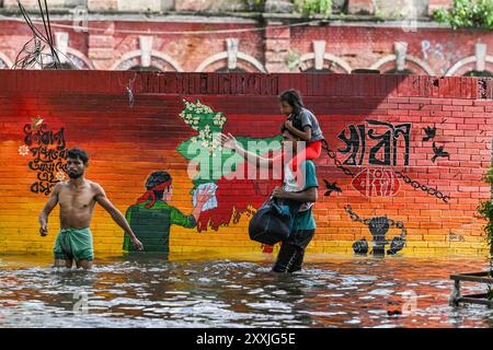 Dhaka, Bangladesch. August 2024. Die Leute waten durch das Hochwasser im Bezirk Feni in der Division Chittagong. Hochwassergefährdetes Gebiet im Bezirk Feni in der Division Chittagong, Bangladesch. Quelle: SOPA Images Limited/Alamy Live News Stockfoto