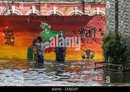 Dhaka, Bangladesch. August 2024. Die Leute waten durch das Hochwasser im Bezirk Feni in der Division Chittagong. Hochwassergefährdetes Gebiet im Bezirk Feni in der Division Chittagong, Bangladesch. Quelle: SOPA Images Limited/Alamy Live News Stockfoto