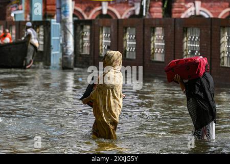 Dhaka, Bangladesch. August 2024. Die Leute waten durch das Hochwasser im Bezirk Feni in der Division Chittagong. Hochwassergefährdetes Gebiet im Bezirk Feni in der Division Chittagong, Bangladesch. Quelle: SOPA Images Limited/Alamy Live News Stockfoto