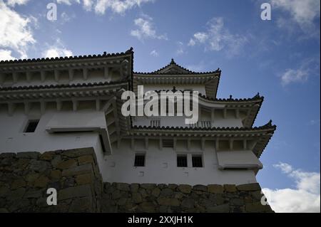 Malerischer Blick auf die markanten, geschwungenen Giebeln des Hauptkampfes Himeji-jō, der berühmten „Weißen Reiher-Burg“ in Hyōgo, Kansai Japan. Stockfoto