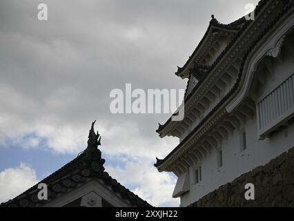 Malerischer Blick auf die traditionelle japanische Dachdekoration, bekannt als Onigawara, auf der Außenseite des Himeji Schlosses in Kansai, Japan. Stockfoto