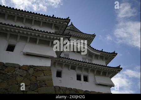 Malerischer Blick auf die markanten, geschwungenen Giebeln des Hauptkampfes Himeji-jō, der berühmten „Weißen Reiher-Burg“ in Hyōgo, Kansai Japan. Stockfoto