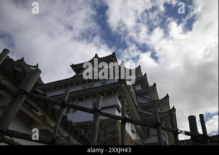 Malerischer Blick auf die markanten, geschwungenen Giebeln des Hauptkampfes Himeji-jō, der berühmten „Weißen Reiher-Burg“ in Hyōgo, Kansai Japan. Stockfoto