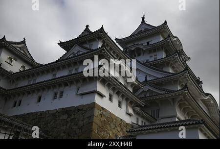 Malerischer Blick auf die markanten, geschwungenen Giebeln des Hauptkampfes Himeji-jō, der berühmten „Weißen Reiher-Burg“ in Hyōgo, Kansai Japan. Stockfoto