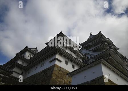 Malerischer Blick auf die markanten, geschwungenen Giebeln des Hauptkampfes Himeji-jō, der berühmten „Weißen Reiher-Burg“ in Hyōgo, Kansai Japan. Stockfoto