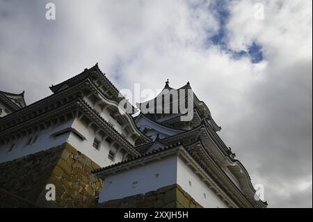 Malerischer Blick auf die markanten, geschwungenen Giebeln des Hauptkampfes Himeji-jō, der berühmten „Weißen Reiher-Burg“ in Hyōgo, Kansai Japan. Stockfoto