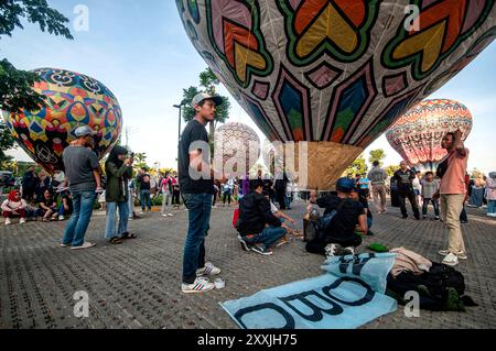 Bandung, Indonesien. August 2024. Man sieht Heißluftballons, die in einer Tourismusförderung in Bandung, West Java, Indonesien, am 25. August 2024 gezeigt werden. Quelle: Septianjar Muharam/Xinhua/Alamy Live News Stockfoto