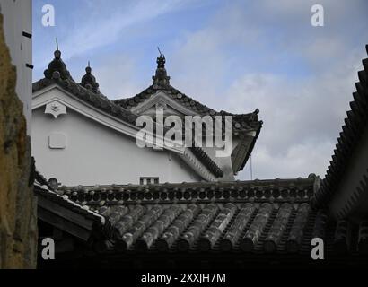 Malerischer Blick auf die traditionelle japanische Dachdekoration, bekannt als Onigawara, auf der Außenseite des Himeji Schlosses in Kansai, Japan. Stockfoto