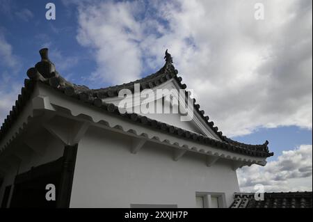 Malerischer Blick auf die traditionelle japanische Dachdekoration, bekannt als Onigawara, auf der Außenseite des Himeji Schlosses in Kansai, Japan. Stockfoto