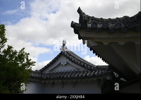 Malerischer Blick auf die traditionelle japanische Dachdekoration, bekannt als Onigawara, auf der Außenseite des Himeji Schlosses in Kansai, Japan. Stockfoto