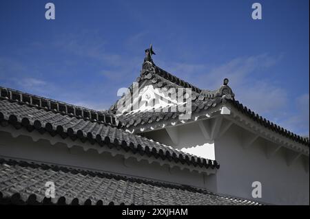 Malerischer Blick auf die traditionelle japanische Dachdekoration, bekannt als Onigawara, auf der Außenseite des Himeji Schlosses in Kansai, Japan. Stockfoto