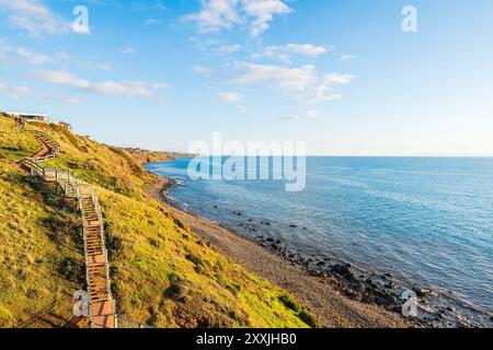 Hallett Cove to Marion Walking Trail entlang der Küste mit Blick auf das Meer bei Sonnenuntergang, South Australia Stockfoto