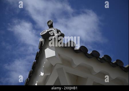 Malerischer Blick auf die traditionelle japanische Dachdekoration, bekannt als Onigawara, auf der Außenseite des Himeji Schlosses in Kansai, Japan. Stockfoto