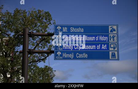 Landschaft mit malerischem Blick auf Straßenschilder auf der Jonan Route, der Hauptstraße von Himeji-shi, einer Stadt in der Präfektur Hyōgo, Kansai Japan. Stockfoto