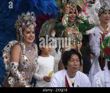 Japanische Tanzgruppe, die an der jährlichen Festparade des Himeji Castle auf dem Sannomaru-Platz in Himeji, Hyōgo Kansai, Japan teilnimmt Stockfoto