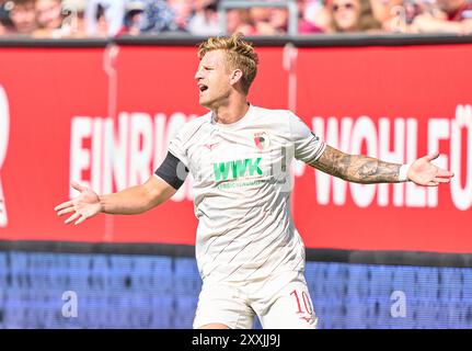 Augsburg, Deutschland. August 2024. Arne Maier, FCA 10 im Spiel FC AUGSBURG - SV WERDER BREMEN 2-2 am 24. August 2024 in Augsburg. Saison 2024/2025, 1.Bundesliga, FCA, Spieltag 1, 1.Spieltag Fotograf: ddp Images/STAR-Images - DFL-VORSCHRIFTEN VERBIETEN JEDE VERWENDUNG VON FOTOS als BILDSEQUENZEN und/oder QUASI-VIDEO - Credit: ddp Media GmbH/Alamy Live News Stockfoto