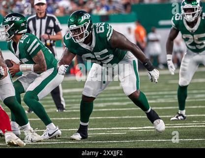 East Rutherford, New Jersey, USA. August 2024. Die New York Jets schützen Xavier Newman (65) gegen die New York Giants während eines Vorsaisonspiels im MetLife Stadium in East Rutherford, New Jersey. Duncan Williams/CSM Credit: CAL Sport Media/Alamy Live News Stockfoto