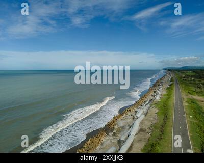 Drohnenblick auf Cox's Bazar Sea Beach - malerische Luft von Bangladeschs ikonischer Küste Stockfoto