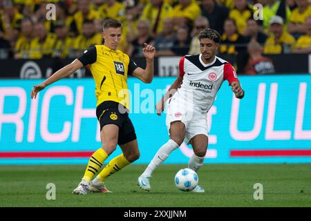 Nico SCHLOTTERBECK (DO) gegen Omar MARMOUSH (F) Action, Duelle, Fußball 1. Bundesliga, 1. Spieltag, Borussia Dortmund (DO) - Eintracht Frankfurt (F) 2:0 am 24. August 2024 in Dortmund/Deutschland. #DFL-Vorschriften verbieten die Verwendung von Fotos als Bildsequenzen und/oder Quasi-Video # Stockfoto