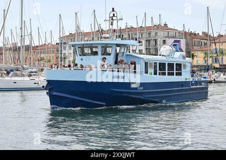 La Seyne Sur Mer, Frankreich, 16. August 2024. Der Wasserbus bringt Einheimische und Touristen von La Seyne Sur Mur nach Toulon Stockfoto