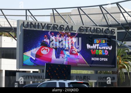 Universal City, Kalifornien, USA 23. August 2024 Super Nintendo World Universal Studios Marquee am 23. August 2024 in Universal City, Kalifornien, USA. Foto: Barry King/Alamy Stock Photo Stockfoto