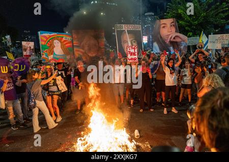 Tel Aviv, Israel. August 2024. Familienmitglieder der israelischen Geiseln mit rot bemalten Händen, die sich auf das Blut an den Händen der israelischen Regierung beziehen, weil sie die Geiseln nicht freilassen konnte, und eine sofortige Geiselnahme fordern. Israelische Demonstranten und Familienangehörige israelischer Geiseln, die während des tödlichen Terroranschlags der Hamas am 7. Oktober nach Gaza entführt wurden, protestieren in Tel Aviv und fordern die israelische Regierung auf, unverzüglich eine Geiselnahme und einen Waffenstillstand zu erreichen. (Foto: Sharon Eilon/SOPA Images/SIPA USA) Credit: SIPA USA/Alamy Live News Stockfoto