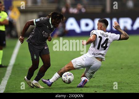 Samuel Chukwueze (Mailand)Emanuele Valeri (Parma) während des italienischen Spiels der Serie A zwischen Parma 2-1 Mailand im Ennio Tardini Stadion am 24. August 2024 in Parma, Italien. (Foto: Maurizio Borsari/AFLO) Stockfoto