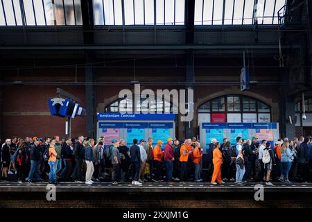 ZANDVOORT - Rennfans am Amsterdamer Hauptbahnhof auf dem Weg nach Zandvoort zum Renntag des Grand Prix der Niederlande. ANP RAMON VAN FLYMEN Stockfoto